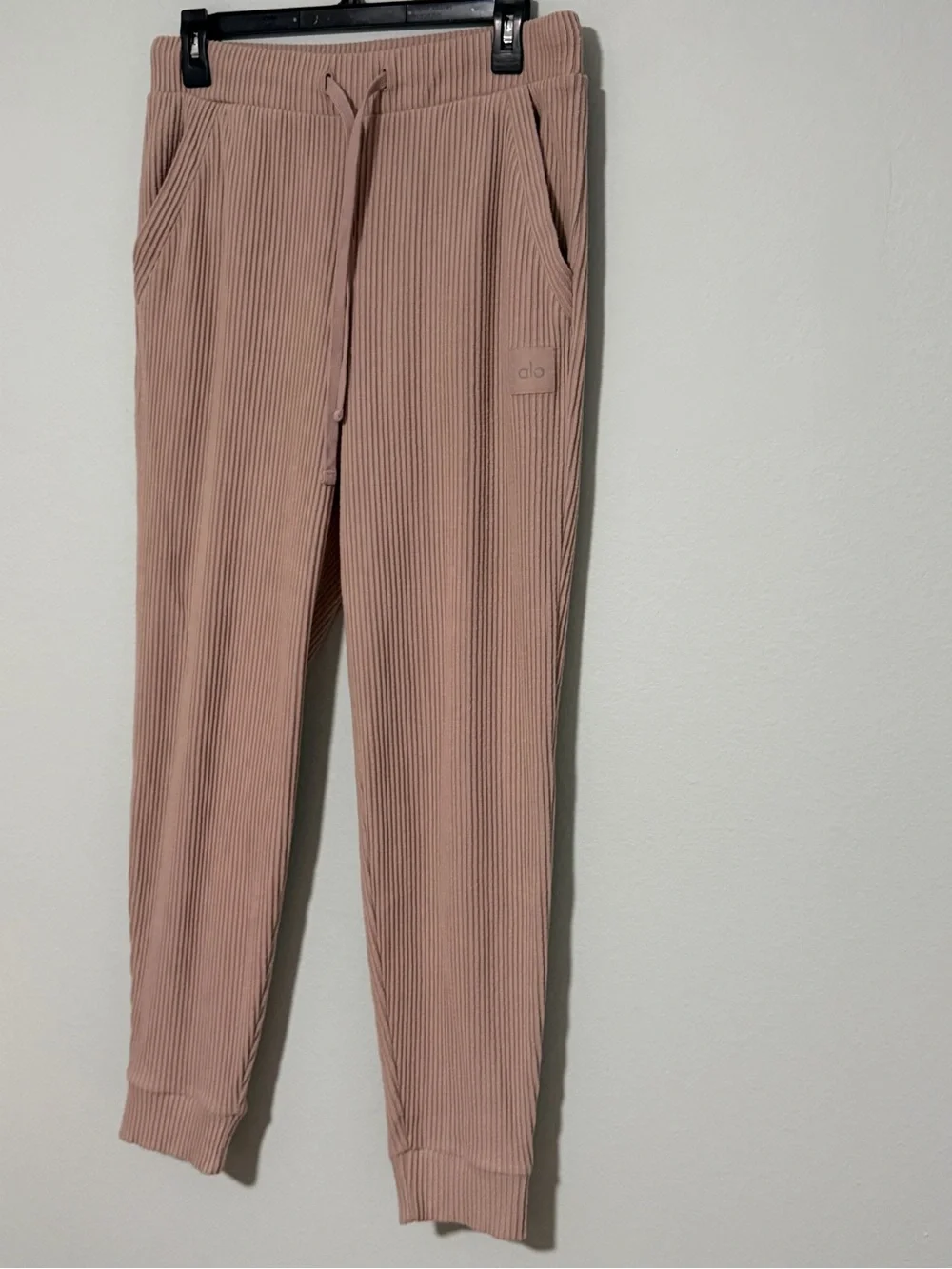 ALO YOGA Muse Sweatpants in Dusty Rose - Small